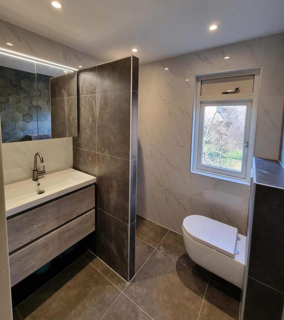 Badkamer met zwevend toilet door Cam Badkamers