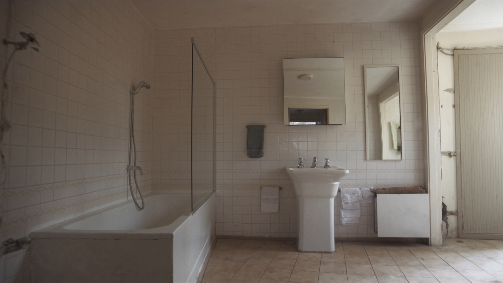 Gedateerde badkamer voor de renovatie, uitgangssituatie